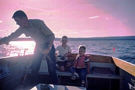 Vader en kinderen op boot